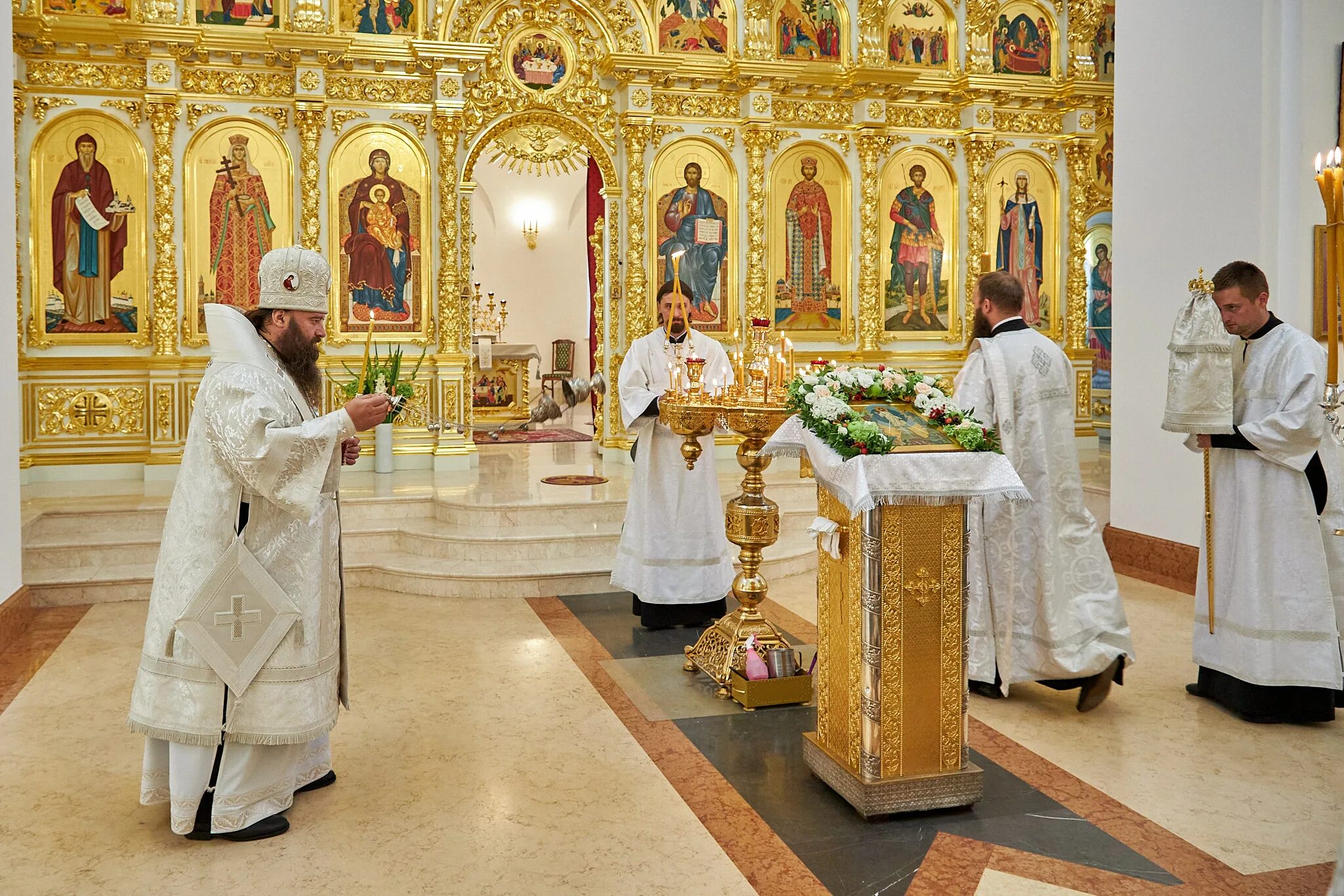 Храм кирилла и марии в тушино расписание. Преображенский храм лебедянь. Храм кирилла и марии в тушино. Храм троицы живоначальной в конькове. Освящение яблок на яблочный спас.