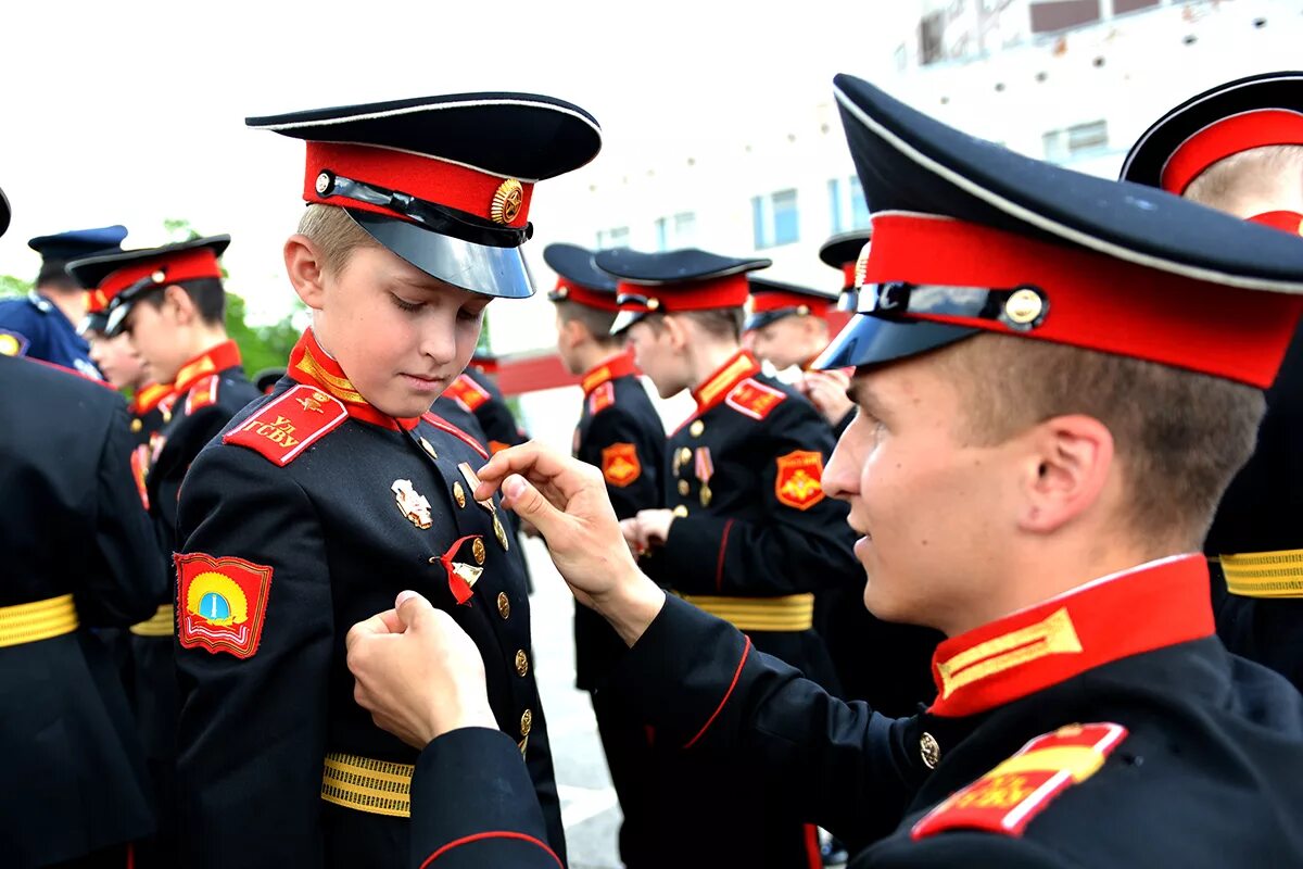 Военные воспитанники суворовского училища. Суворовское училище Ульяновск. Ульяновское Гвардейское Суворовское военное училище. Кадетское училище Ульяновск. Гвардейское Суворовское военное училище УГСВУ Ульяновск.