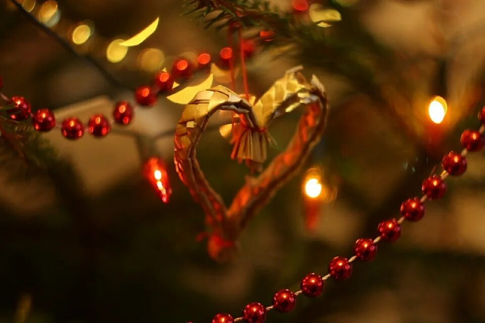 Новый год сердце. Christmas couple ideas. Сердечко на елке. Новогодняя романтика. Christmas love.