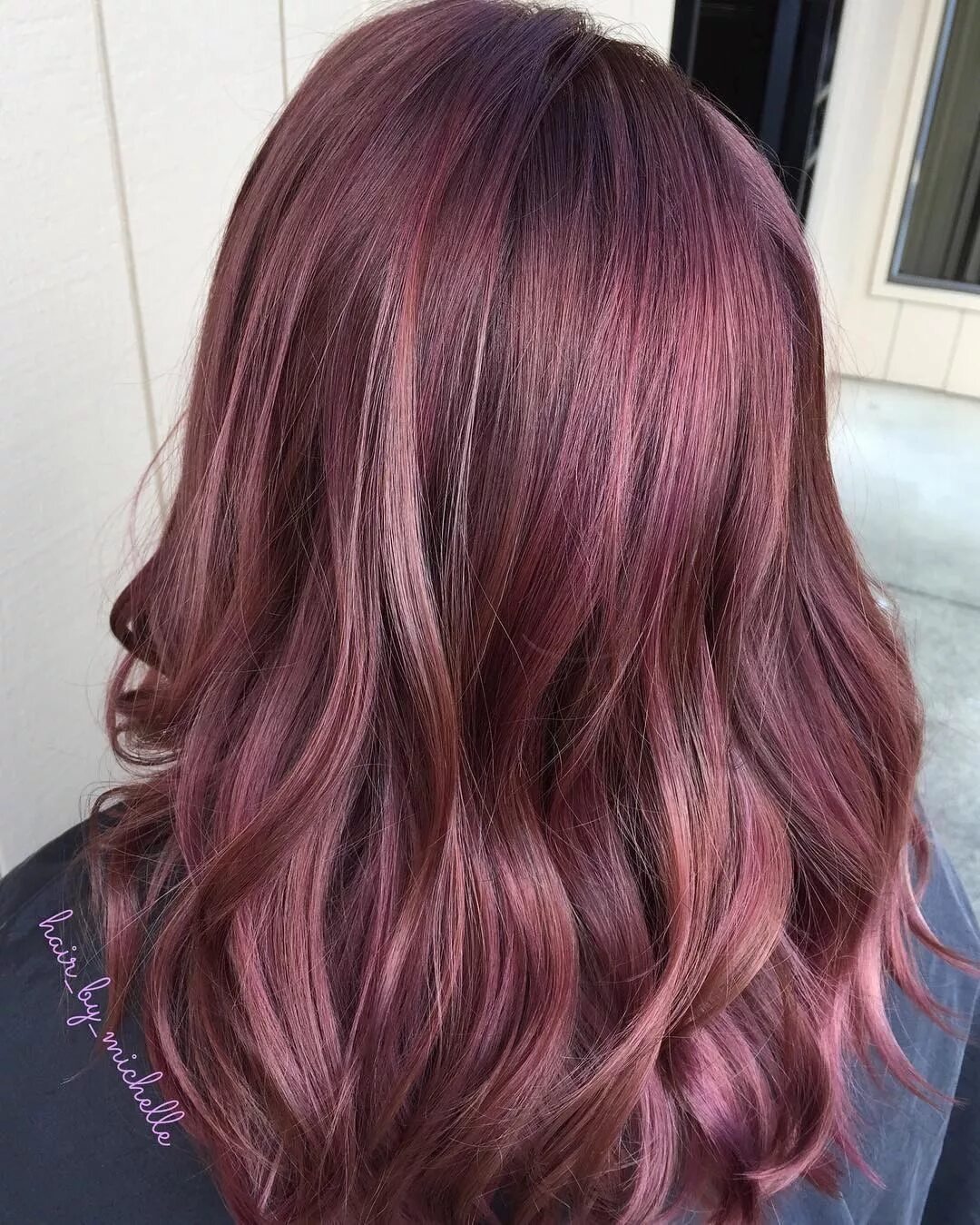 Темно розовая краска. Окрашивание волос с розовым оттенком. Розовое мелирование на темные волосы. Розовый оттенок на темных волосах. Коричнево розовый цвет волос.