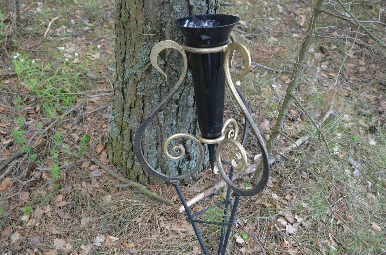 ваза на кладбище металлическая. зонтовница кованая. металлическая подставка для вазы на кладбище. подставка для цветов на кладбище. подставка для цветов на кладбище из металла.