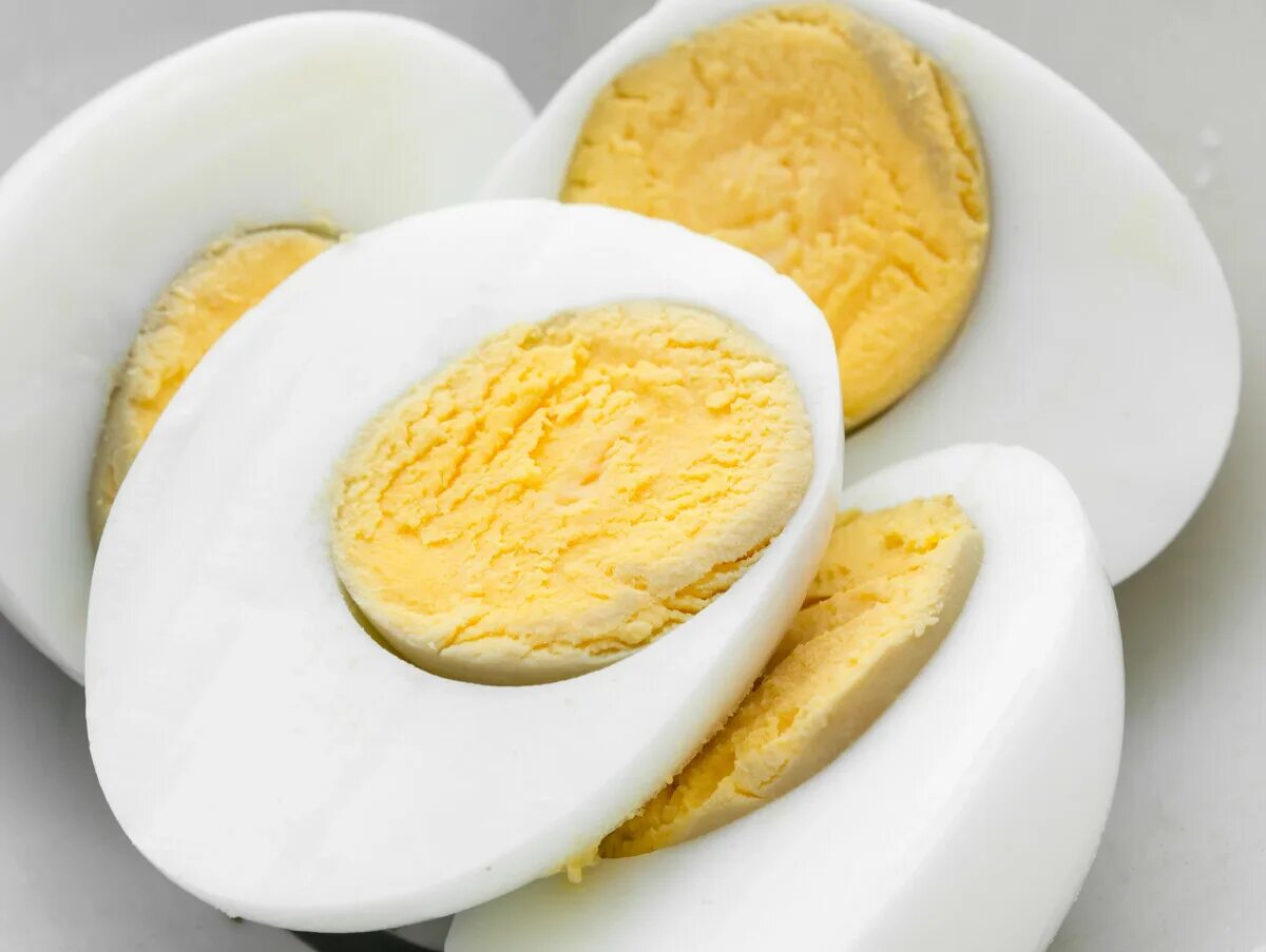 Зеленый желток. Яйца вкрутую. Вареное яйцо в крутую. Яйца сваренные вкрутую. Яйоив крутую.