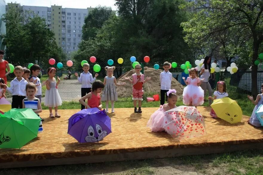 Новости 1 июня. Праздник день защиты детей в саду. Праздник в ДОУ на улице. Праздник для детей в саду. Украшение на 1 июня в детском саду.