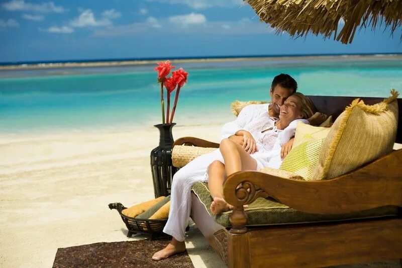 счастливые влюбленные. мужчина и женщина на пляже. свадебная фотосессия на пляже. влюбленные на берегу моря. отдых вдвоем с мужем.