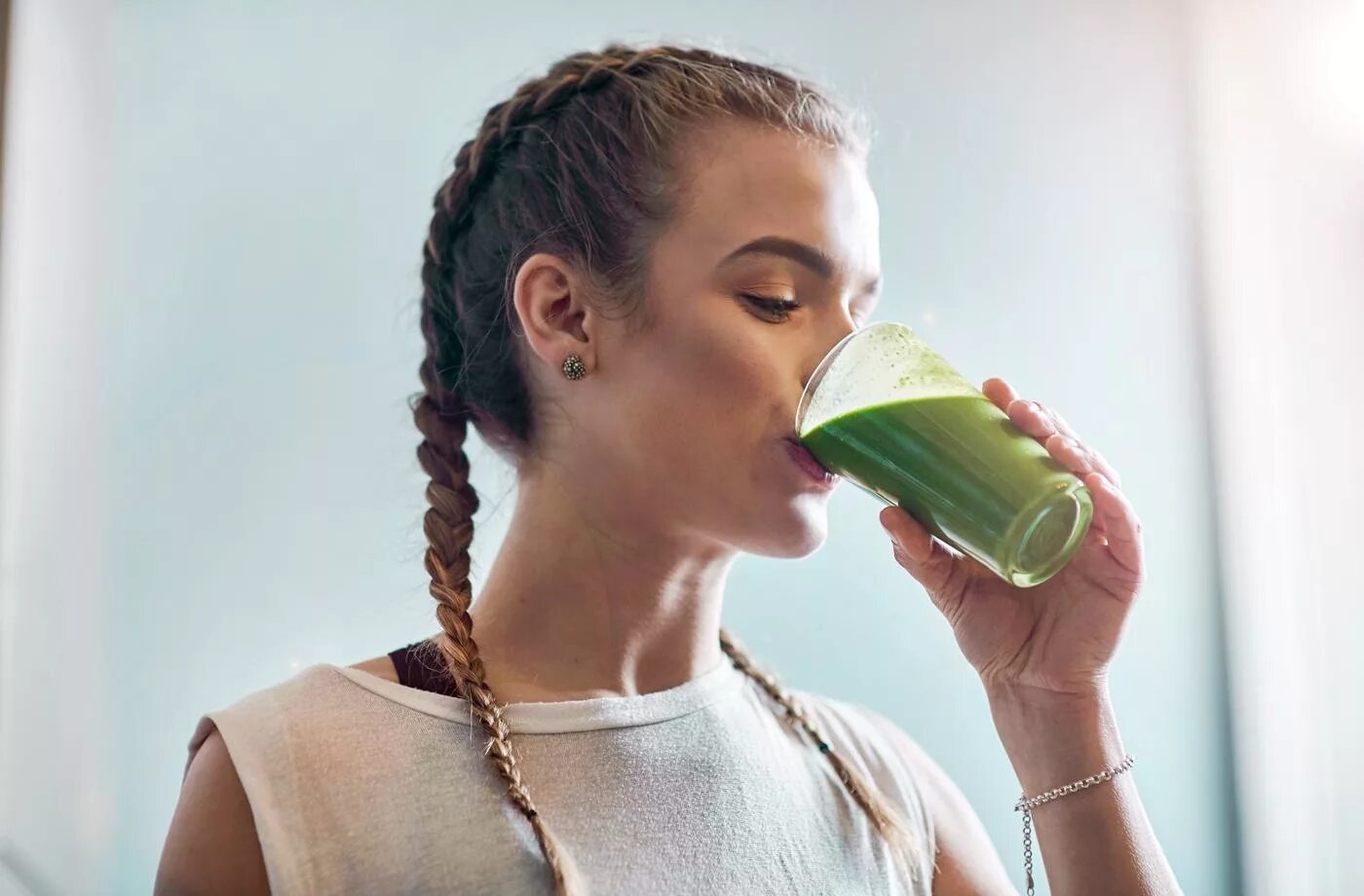 Пьет смузи. Девушка пьет смузи. Девушка пьет зеленый смузи. Пьет зеленый коктейль.