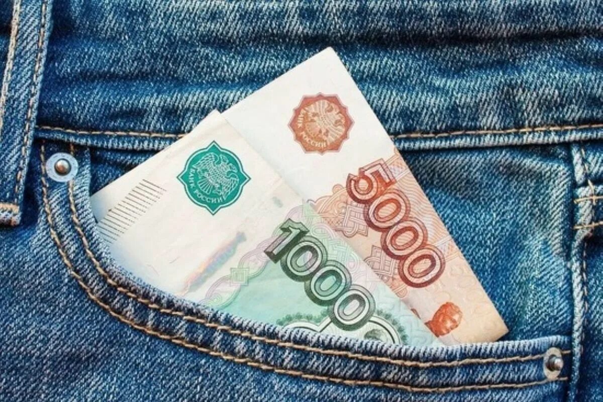 Новый год 1000 рублей. Деньги в кармане. Деньги из кармана. Деньги в кармане джинсов. Кладет деньги в карман.