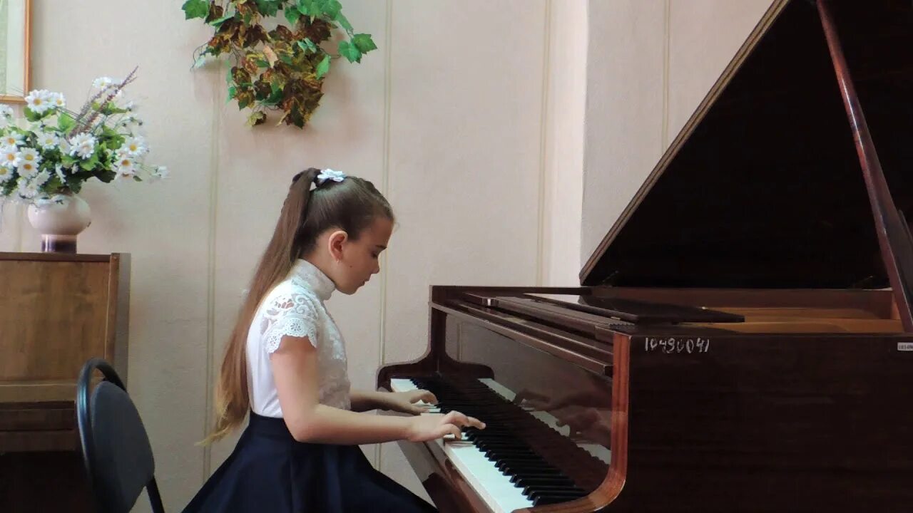 Конкурс по фортепиано. Конкурс фортепиано для детей. Международный конкурс пианистов Софии Губайдуллиной. Прическа девочке на конкурс фортепиано.