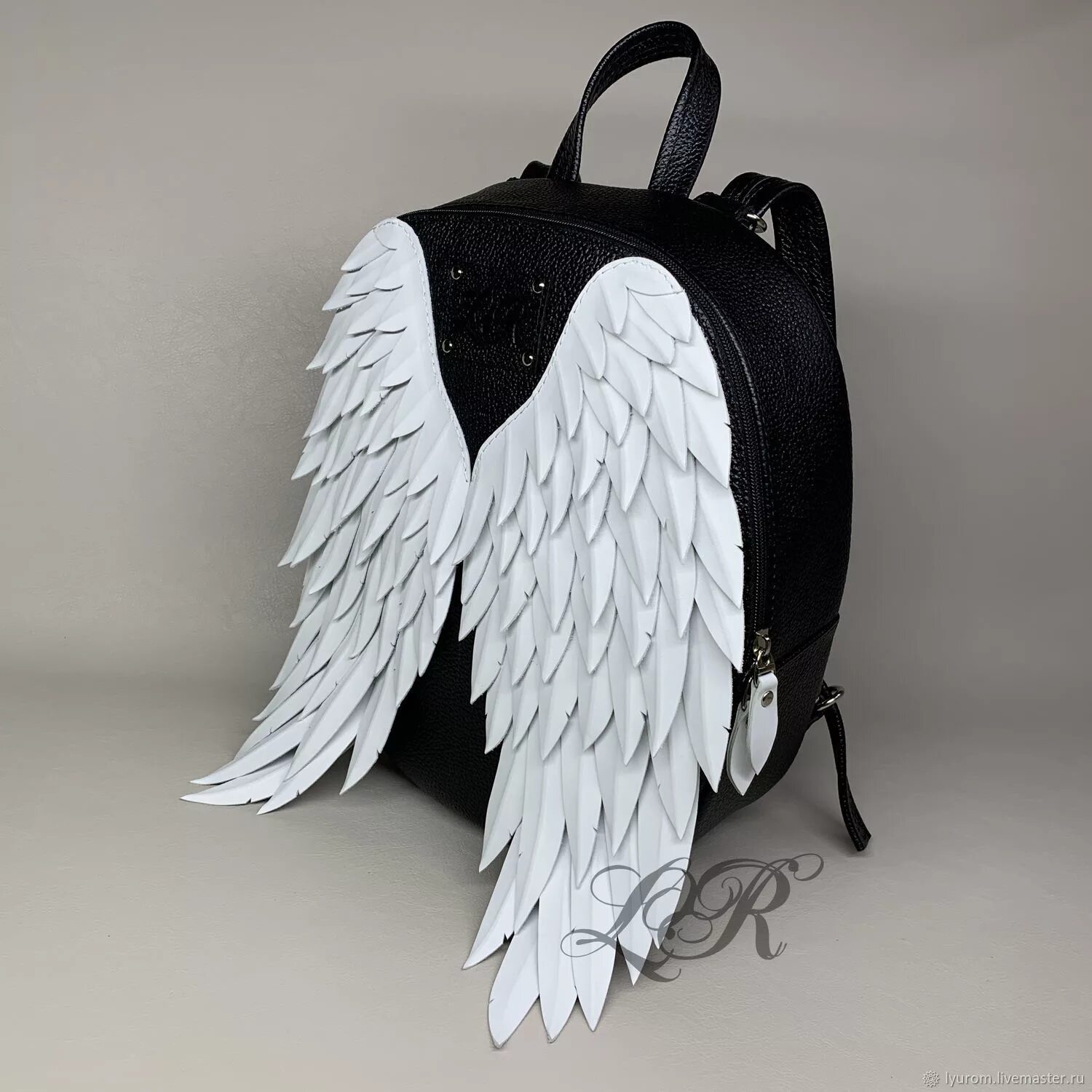 Женский рюкзак с крыльями. Рюкзак с крылышками. Рюкзак из кожи с крыльями. Рюкзак с крыльями ангела. Рюкзак крылья ангела санкт-петербург.