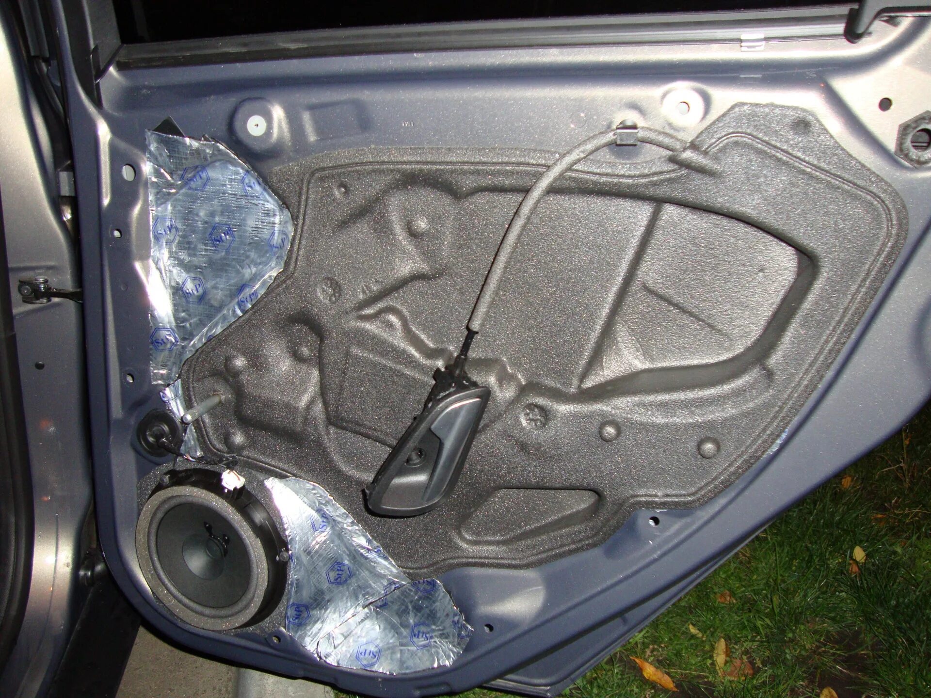 Дополнение к шумке и разбор двери - Ford Focus III Hatchback, 1,6 л, 2011 года т