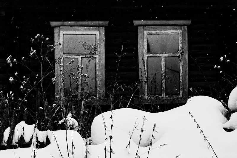 пустые прилавки в магазин в 1992 году. мрачное фото окно заколоченное досками. свердловск. пустые прилавки норильск. эвакуация в свердловск в годы войны.