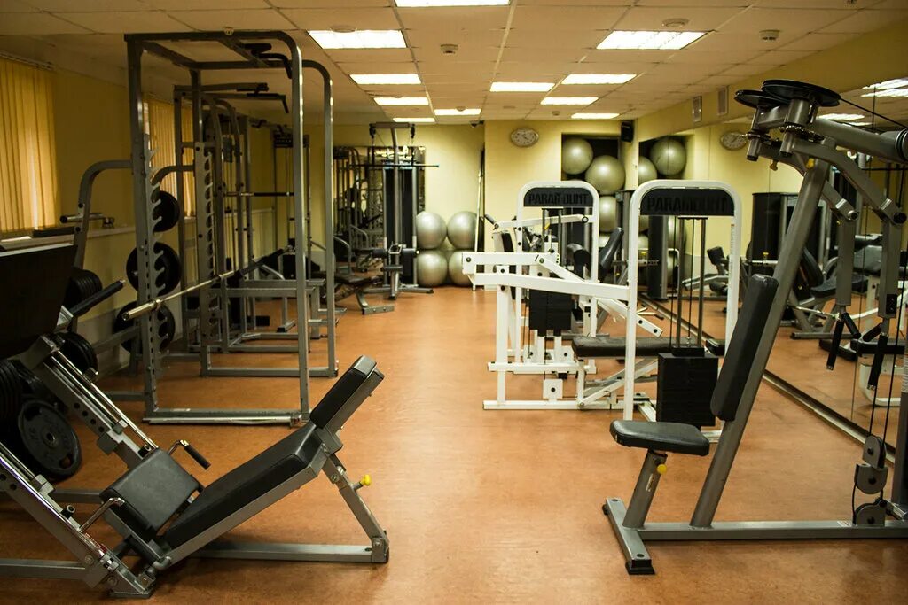 железный берег саратов. берег тренажерный зал. пансионат балтийский берег зеленогорск. железный берег саратов фитнес клуб. металлический спортзал.