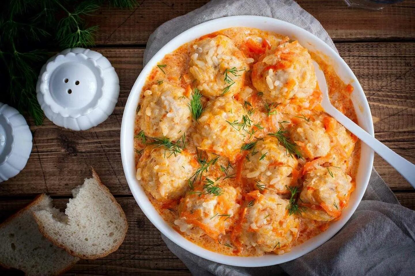 Как делать ежики с рисом. Ёжики из фарша с рисом. ёжики в мультиварке с подливкой. ёжики с рисом и фаршем с подливкой. ёжики в томатно-сметанном соусе.