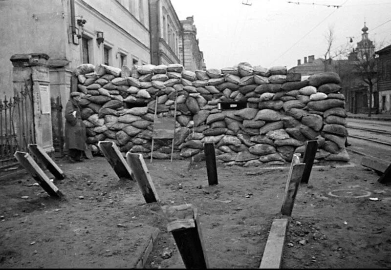 Осенью 1941 г ввиду. Баррикады в Москве 1941. Москва 1941г. Противотанковые Ежи в Москве в 1941. Осада Москвы 1941 год.