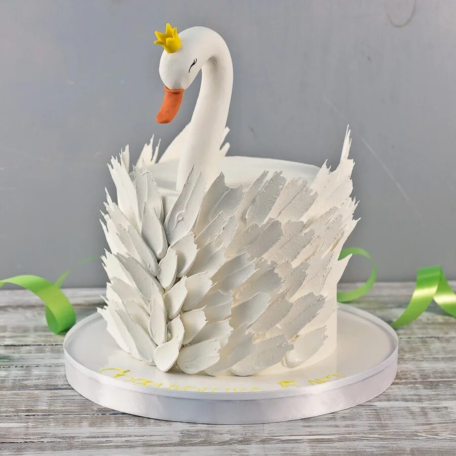 Торт в виде лебедя. Свадебный торт с лебедями. Украшение торта лебедями. Лебеде торт. Декор торта с лебедями.