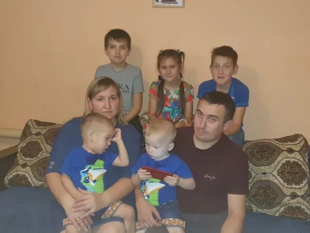 В семье михайловых пятеро детей впр. Савалеево Кармаскалинский район реабилитационный центр. Семья с 5 детьми. Многодетная семья из деревушки. Многодетная семья в большом Камне.