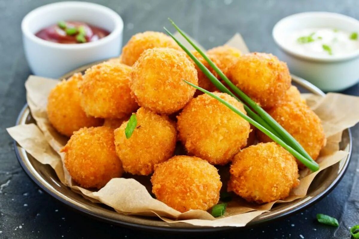 Сырные шарики в кунжуте. Рецепты закусок сырные шарики. Рецепты закусок сырные шарики. Сырные шарики ассорти 500 гр. Сырные шарики с соусом.