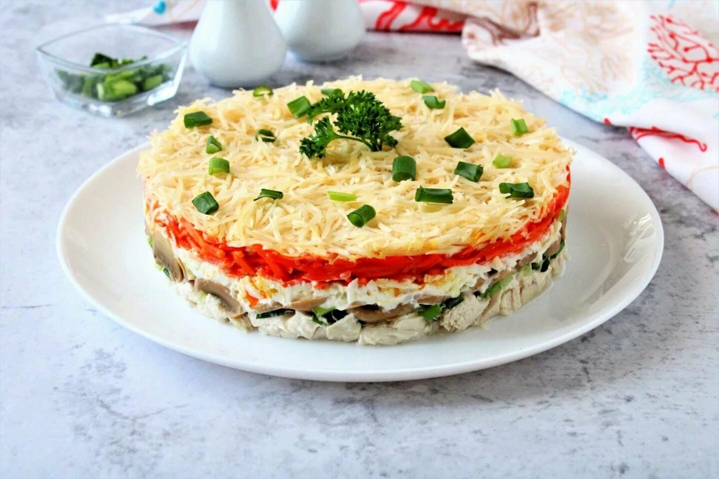 Салат мужские слёзы с курицей и грибами с корейской. Салат мужской каприз с корейской морковкой. Салат мужские слезы с корейской морковью. Слоёный салат с курицей