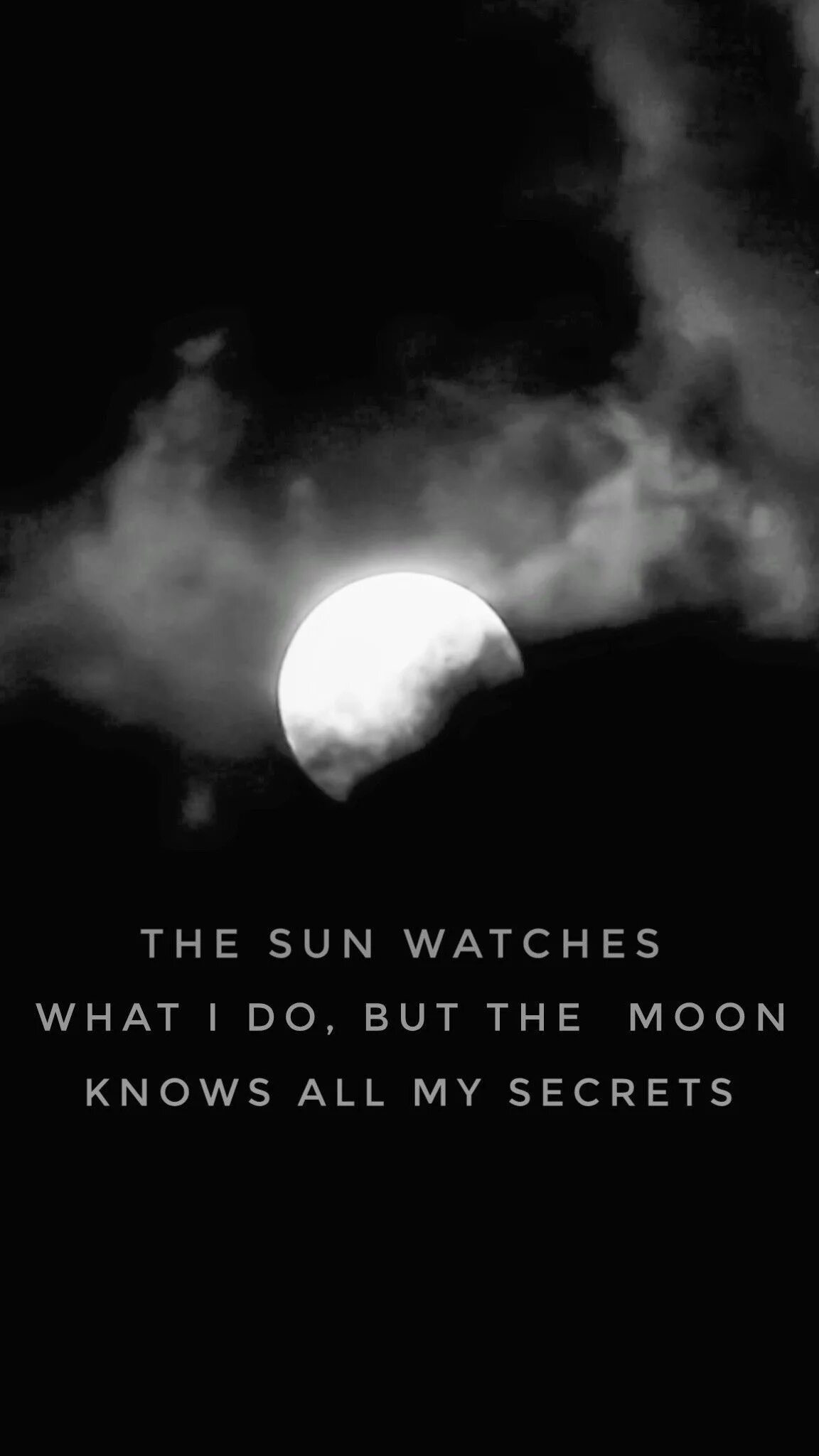 The moon knows. Цитаты про луну. Красивые цитаты про луну. Полнолуние цитаты. Цитаты про луну короткие.