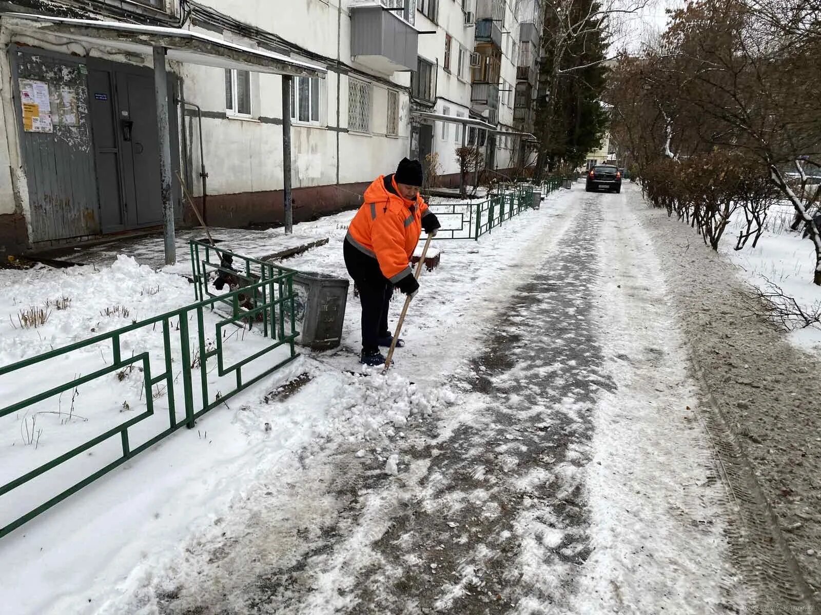 Прочищенные дороги. Очистка тротуаров от снега. Неочищенный тротуар от снега. Снег на тротуаре. Сугробы на тротуаре.