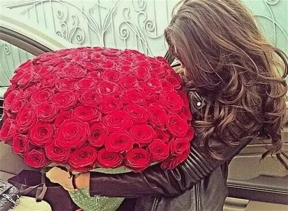 Красивые фото с цветами без лица. Эльмира мифтахова. девушка с цветами со спины. девушка с розами со спины. девушка с огромным букетом роз.