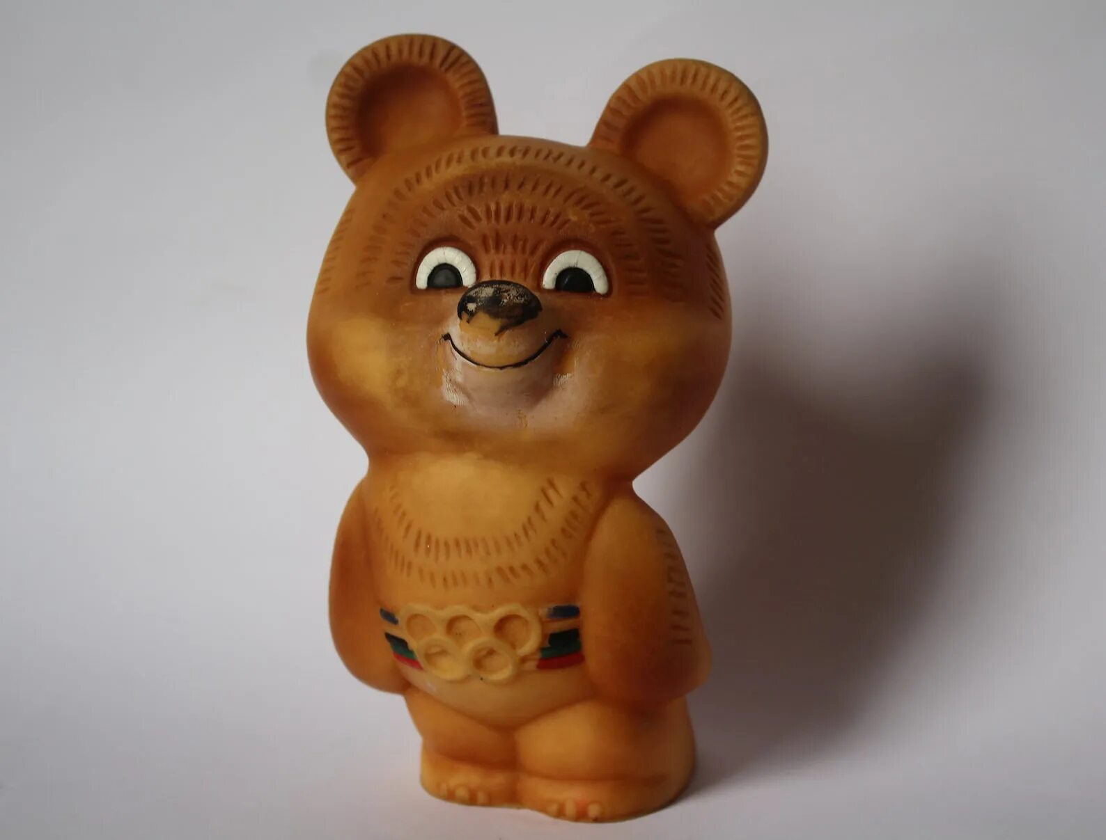 Игрушка олимпийский мишка 1980 каучук. Олимпийские мишка игрушка. Олимпийский мишка 1980 мягкая игрушка. Олимпийский мишка 1980 мягкая игрушка. Символ олимпиады 80 олимпийский мишка.