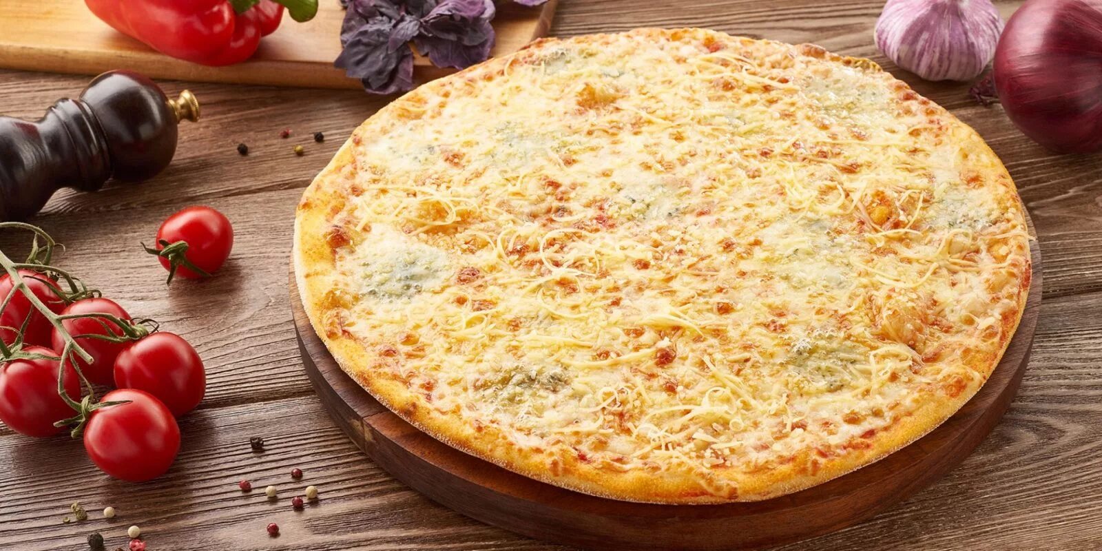 Сырная пицца. Пицца «четыре сыра» (quattro formaggi). Пицца сырная Достаевский. Четыре сыра пицца Италия. Пицца четыре сыра на тонком тесте.