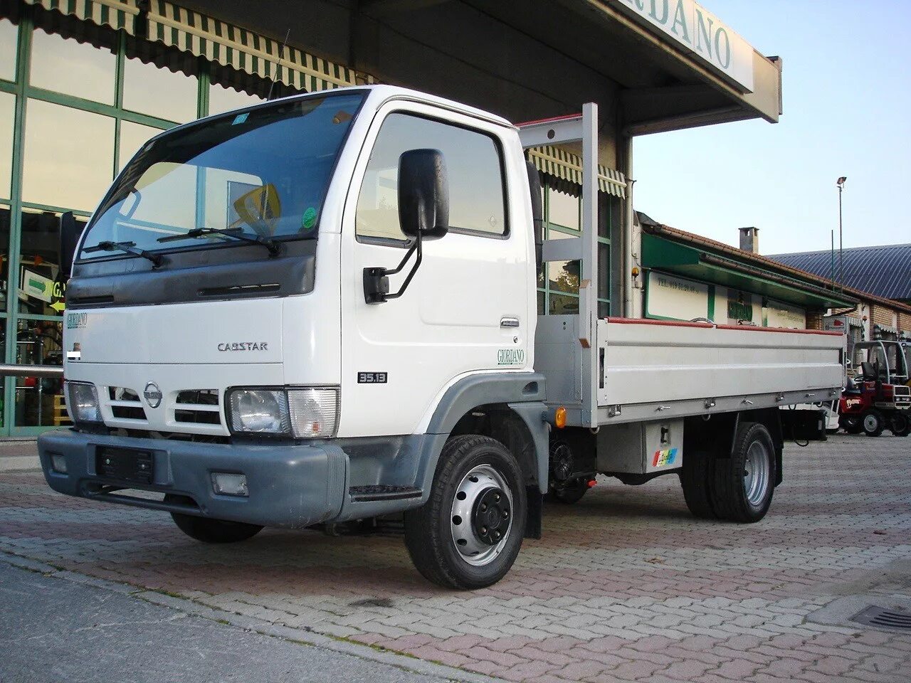 Грузовичок ниссан. Nissan Cabstar 35.15. Nissan Cabstar 2003. Nissan Cabstar 2022. Nissan Cabstar 2000.