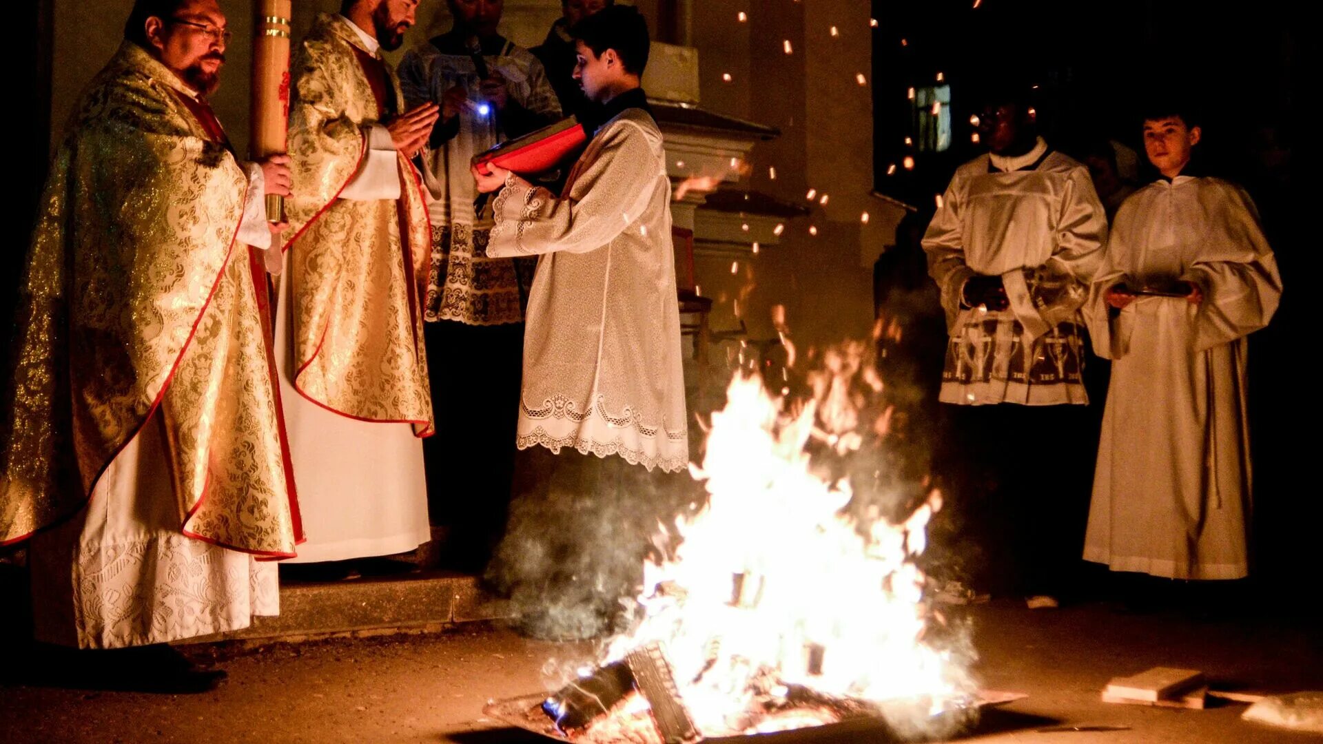 Пасха в католичестве. Пасха в католической церкви. Пасхальный огонь в католической церкви. Пасхальная служба. Традиции католиков.