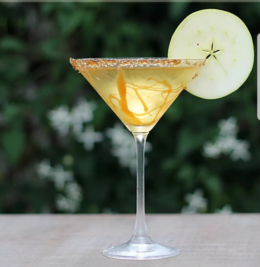 Коктейль Apple Martini. Яблочный мартини коктейль. Карамельный мартини. Яблочно карамельное мартини. Тини коктейли