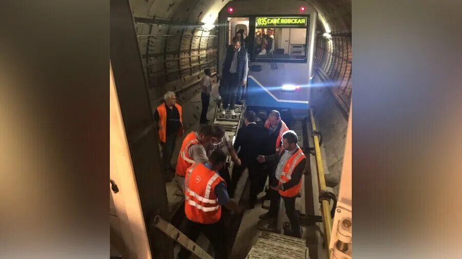Почему стоят поезда в метро. Катастрофа в московском метрополитене 2019. тоннель метро москвы с поездом. поезд застрял в метро. катастрофа в метро в москве.