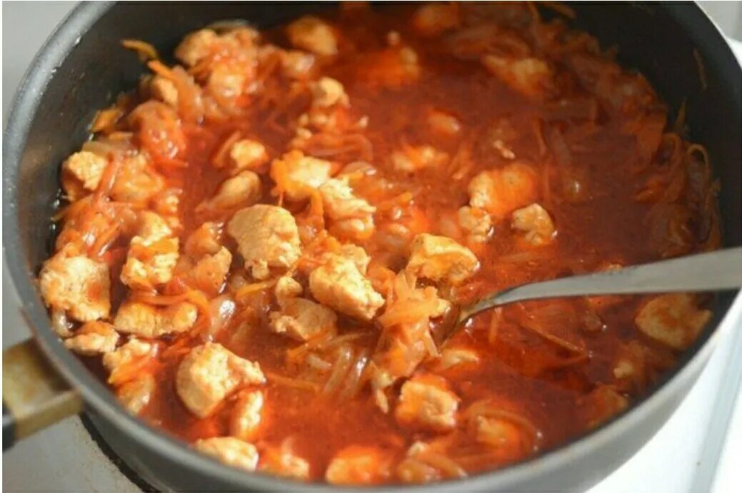 Подлива из кур филе. Куриный гуляш с подливкой. гуляш из куриного филе с подливкой. гуляш из куриной грудки с подливкой. гуляш из филе курицы с подливкой.