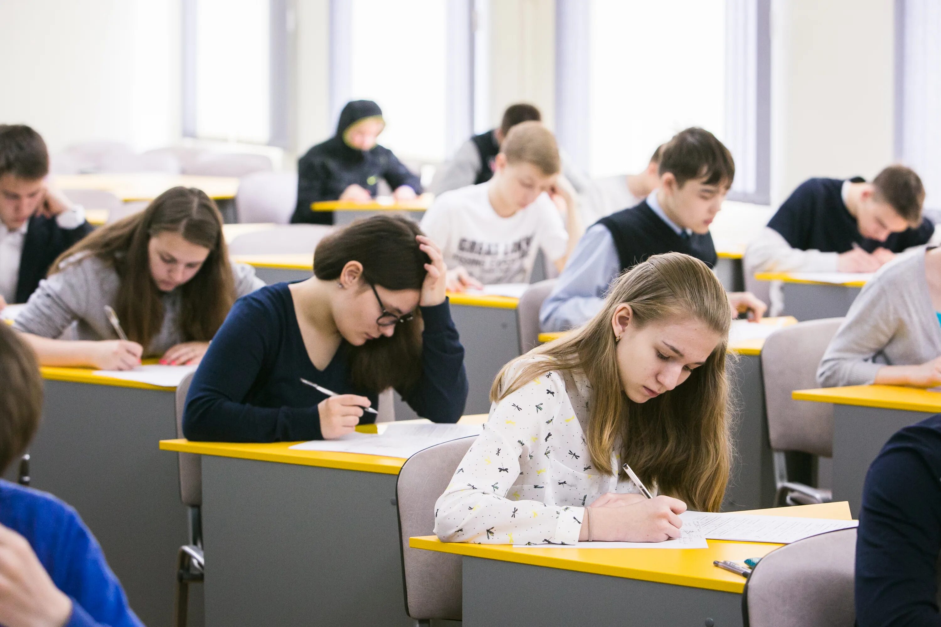 Нужно сдавать экзамены в техникуме. Ученик вуза. Ученики колледжа. Экзамен в вузе. Учеба в универе.