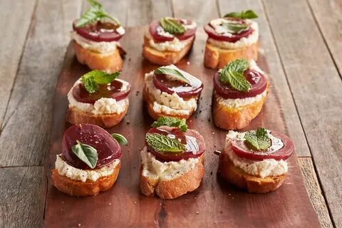 Бутерброды с беконом и сыром и помидорами