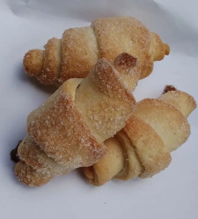 Рогалики с сгущенкой и сахаром. Дрожжевые рогалики с вареной сгущенкой. Рогалик со сгущенкой. Рогалики с творогом. Дрожжевые рогалики с вареной сгущенкой.