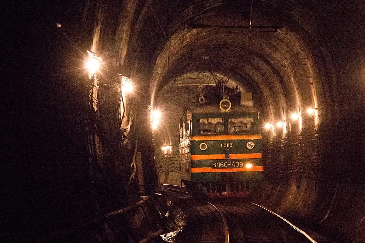 Перед входом в тоннель пассажирского поезда. Тоннель под Амуром в Хабаровске. Ж Д туннель под Амуром в Хабаровске. Амурский тоннель подводный. Транссибирская магистраль тоннель под Амуром.