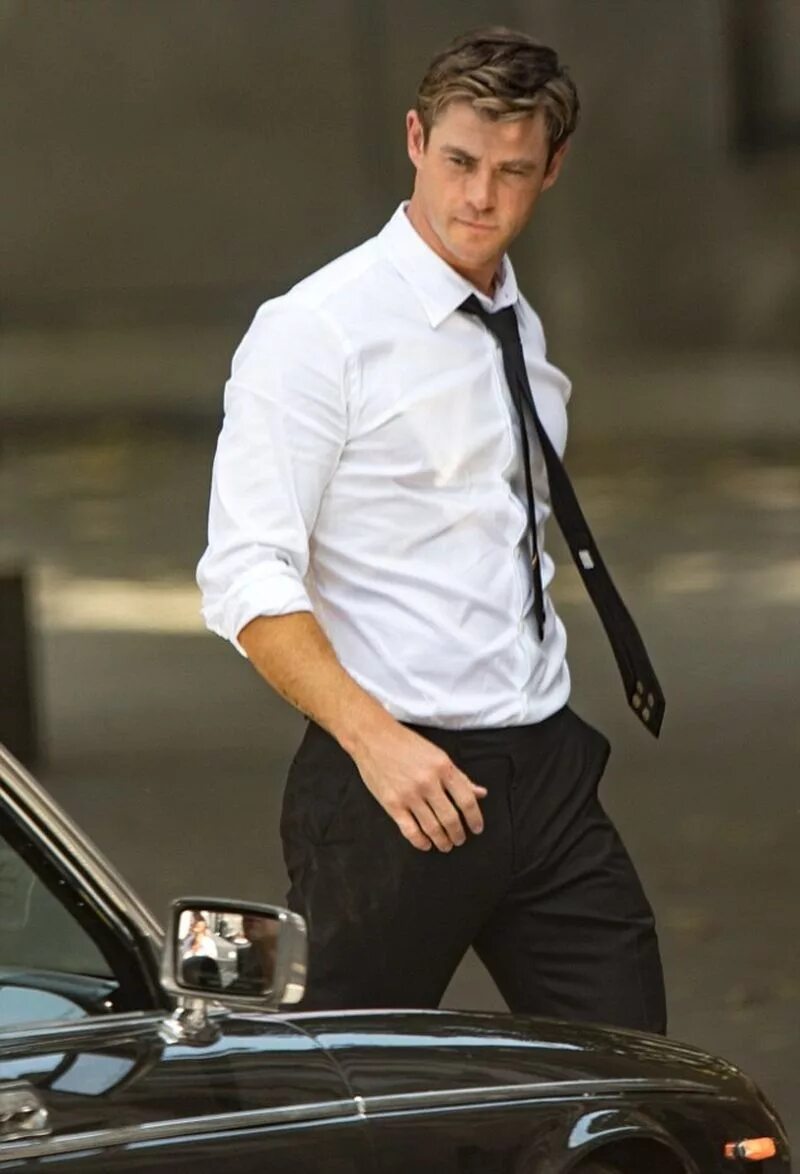 Крис хемсворт в фильме люди в черном. Крис хемсворт люди в черном. Крис хемсворт люди в черном интернэшнл. Крис хемсворт люди в черном интернэшнл. Люди в черном хемсворт.