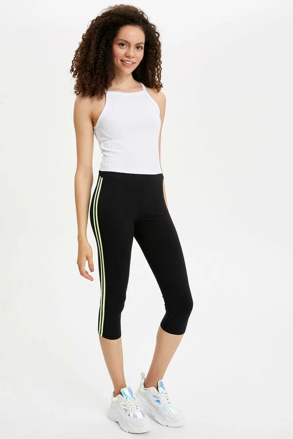 Дочь анастасии заворотнюк ножки. Талия 63. Artemis шорты. Артемис шорты для похуд. Талия 63 см у девушки.