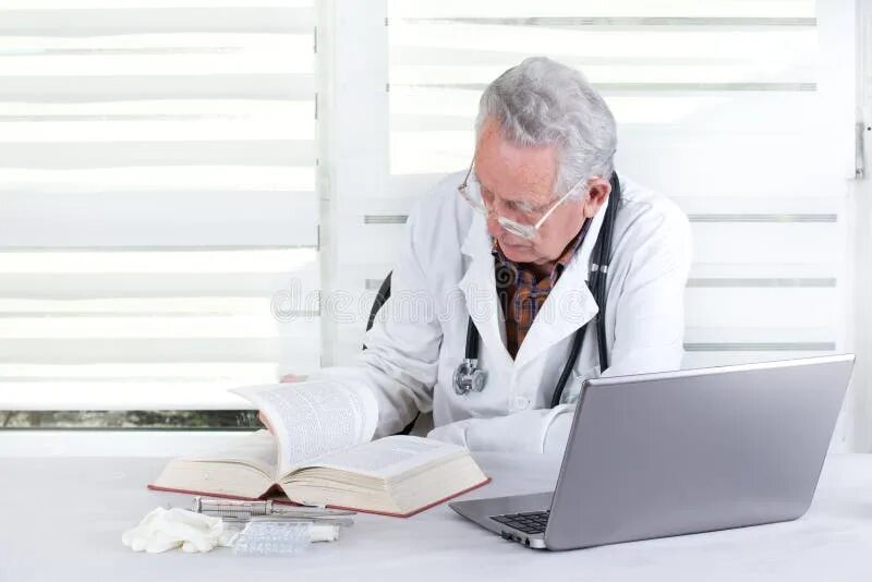 Experienced doctor. Медицинские работники на селе. Пожилой человек у врача. Пожилой врач. Старый врач.