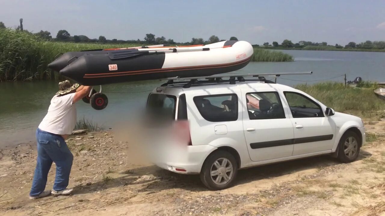 Лодка пвх на крыше автомобиля. Багажник на крышу ГАЗ 3110 для перевозки лодки ПВХ. Лодка ПВХ 380 В багажнике. Outlander XL лодка ПВХ на крыше. Перевозка лодки ПВХ на багажнике.