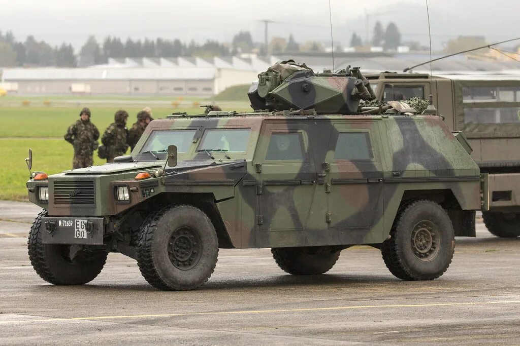 Бронеавтомобиль mowag eagle 5. Сербская бронированная машина м-20 mrap 6x6. Mrap юар. Бтр mbombe 6x6. Бронемашина 6 6.