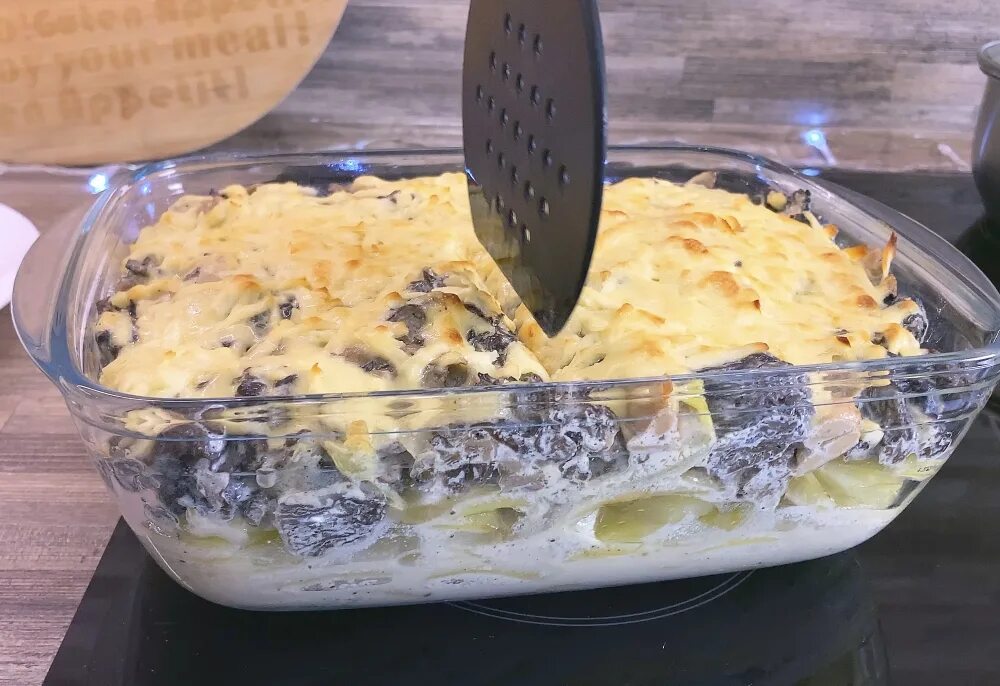 Как быстро приготовить строчки. Картофель со сморчками. сморчки в духовке с картошкой и сметаной. строчки приготовление. сморчки запеченные в духовке.