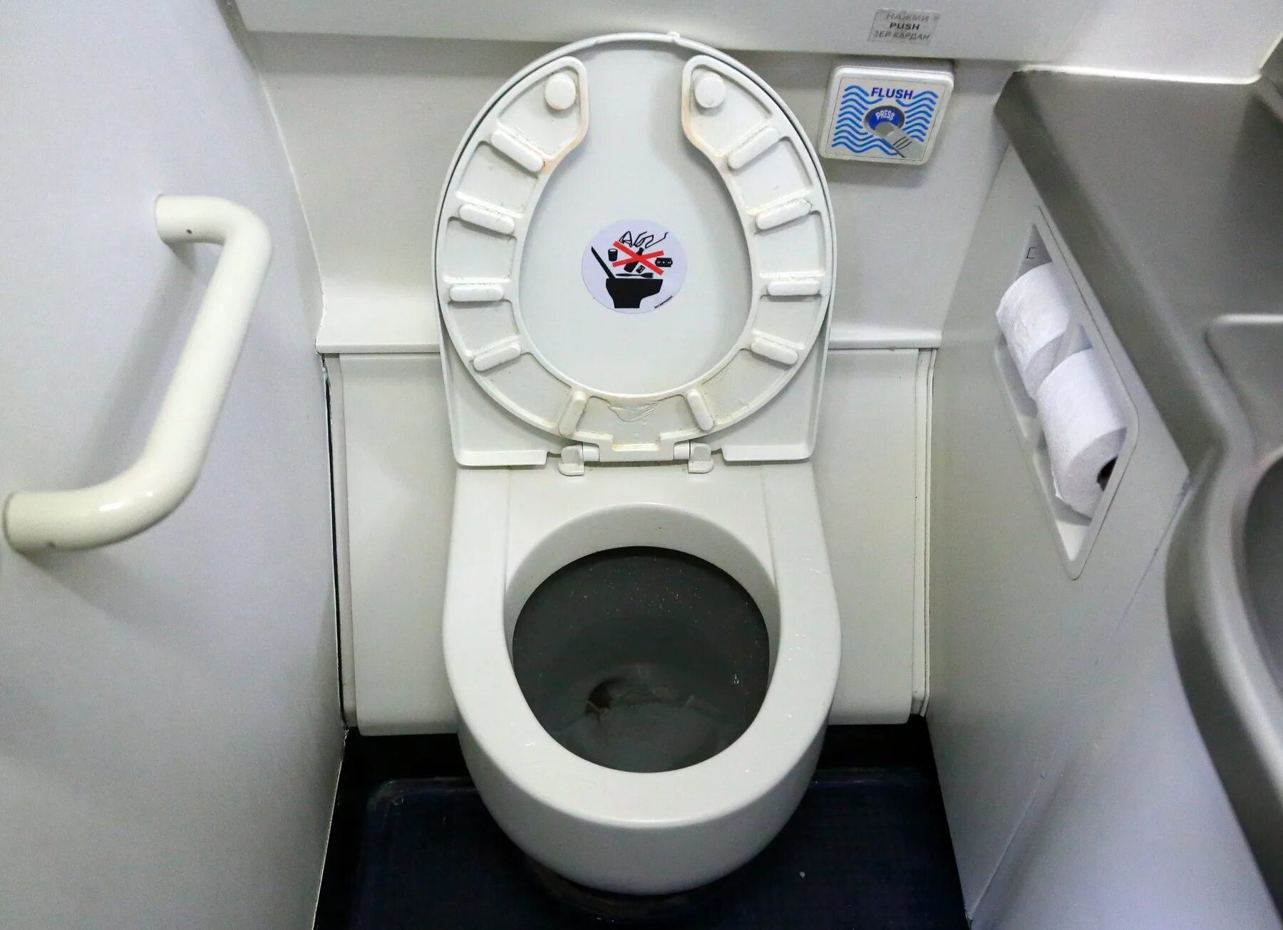 Включи сильный туалет. Аэробус а320 туалет. Туалет в самолете Airbus a320. Туалет в самолете Боинг 737. Туалет в самолете Аэробус 320.