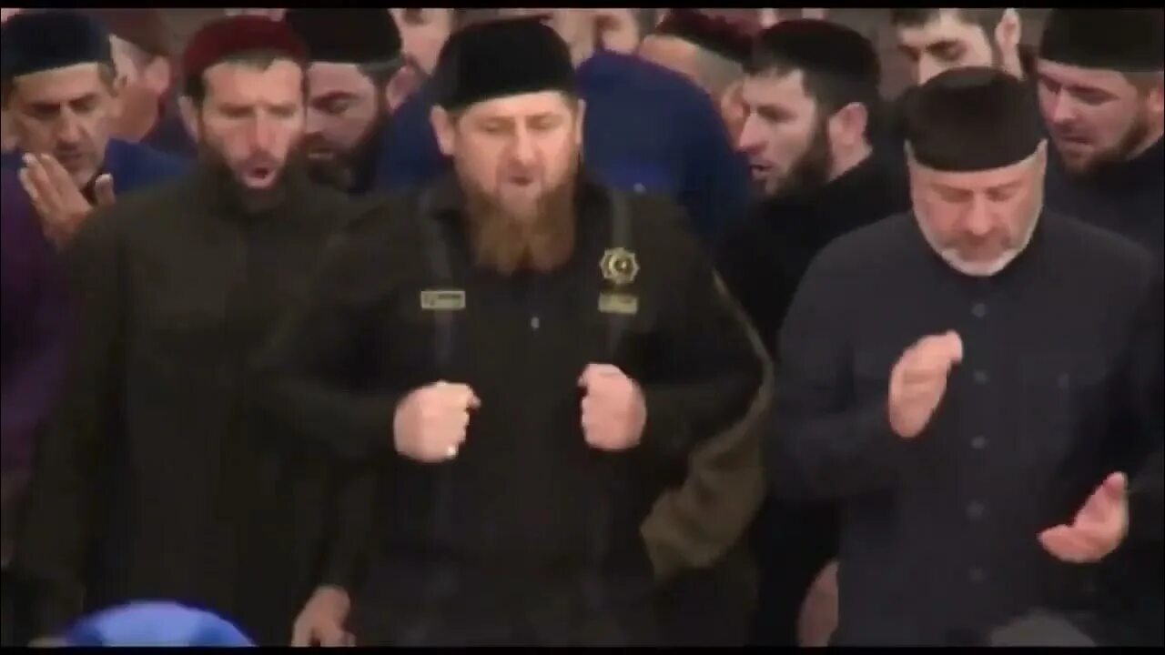 Чеченцы танцуют в кругу. 41 зикр. Ночные клубы в чечне. Зикр грозный 1994. Зачем чеченцы бегают по кругу и кричат.
