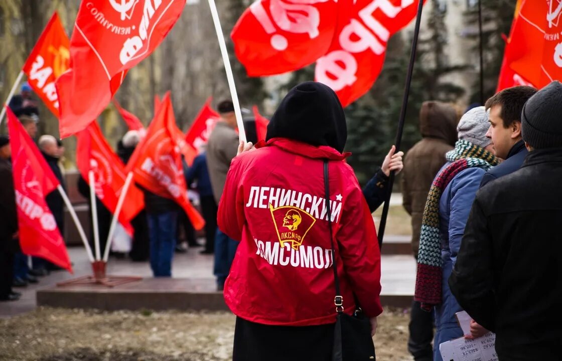 Митинги екатеринбург 2024. Волгоградский комсомол. Комсомолец на митинге. 40 Лет ВЛКСМ митинг. День вожатого КПРФ Волгоград.