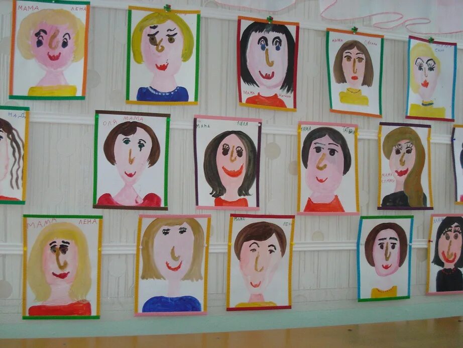 Мама средняя группа. Портрет мамы в детский сад. Портреты мам в детском саду ко Дню матери. Портрет мамы в ДОУ. Портрет мамы для детского сада идеи.