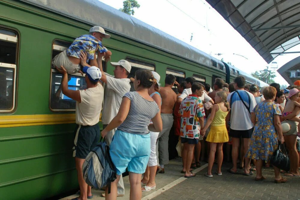 Пенсионеры в поезде. Едем на поезде на дачу. Автобус рисунок. Узкоколейка на даче. Туристический поезд.
