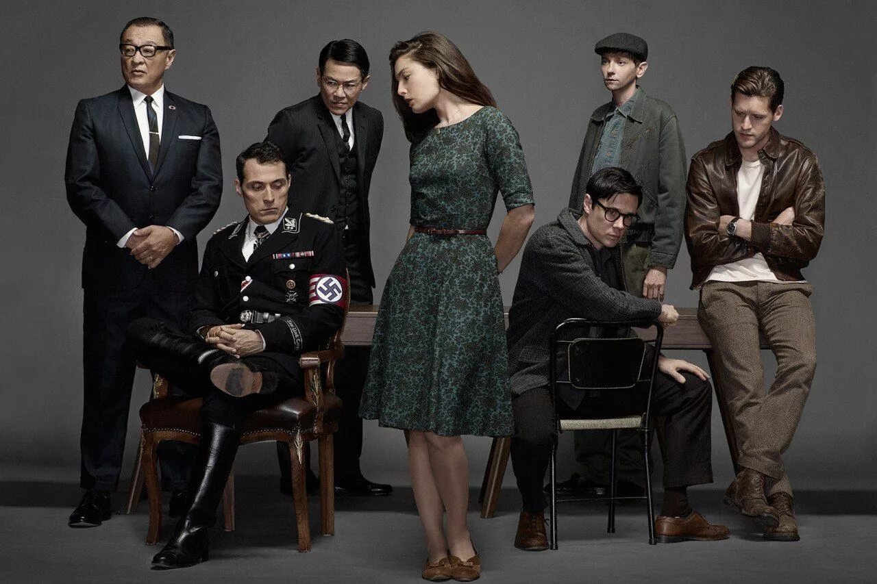 High высокий. The man in the High Castle сериал. Сериал "человек в высоком замке Николь" и. Тельма.. Джон Смит человек в высоком замке. Обергруппенфюрер Джон Смит.