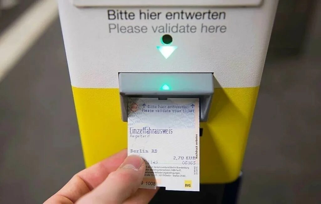 Билет на общественный транспорт. Прокомпостировать билет. Компостер билетный. Проездной в Германии.