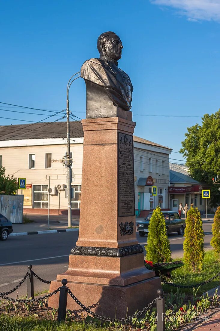 Озеры маршала катукова. Бюст Катукова в городе озёры. Памятник Катукову Озеры. Памятник маршалу Катукову Озеры.