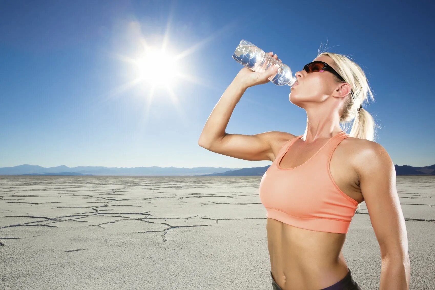 Пить горячее в жару. Спортивная девушка пьет воду. Заниматься спортом. Тренировка в жару. Пить воду.